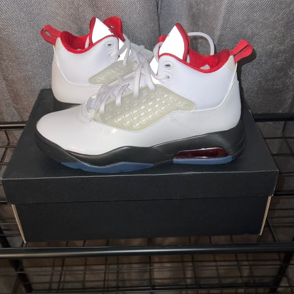 Jordan Maxin 200. Youth size 6.5